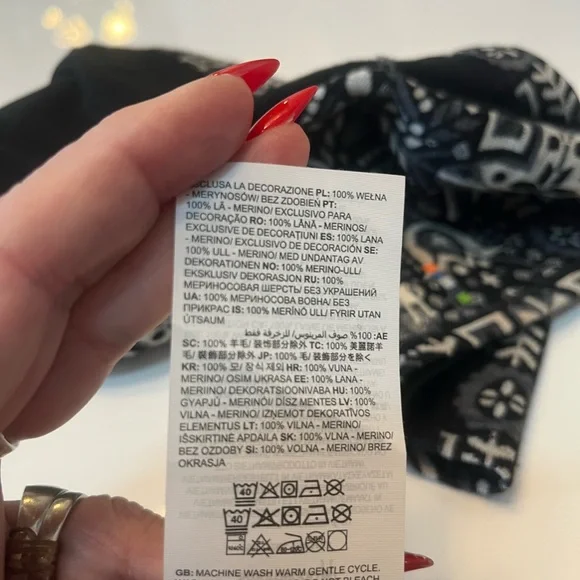 Smartwool Adult Black and White Geometric Beanie and  Gator Set. Like New - Picture 6 of 6